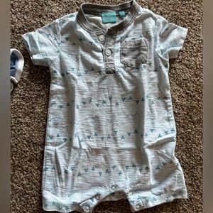 8 outfits total. Assortment of boys short sleeve rompers. Size 3-6 month